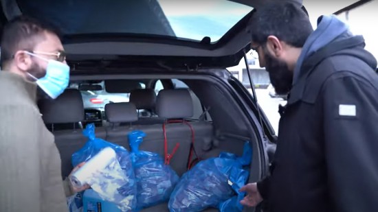 Islam Net møtte onsdag morgen opp med bil full av matvarer til Fattighuset i Grønlandsleiret